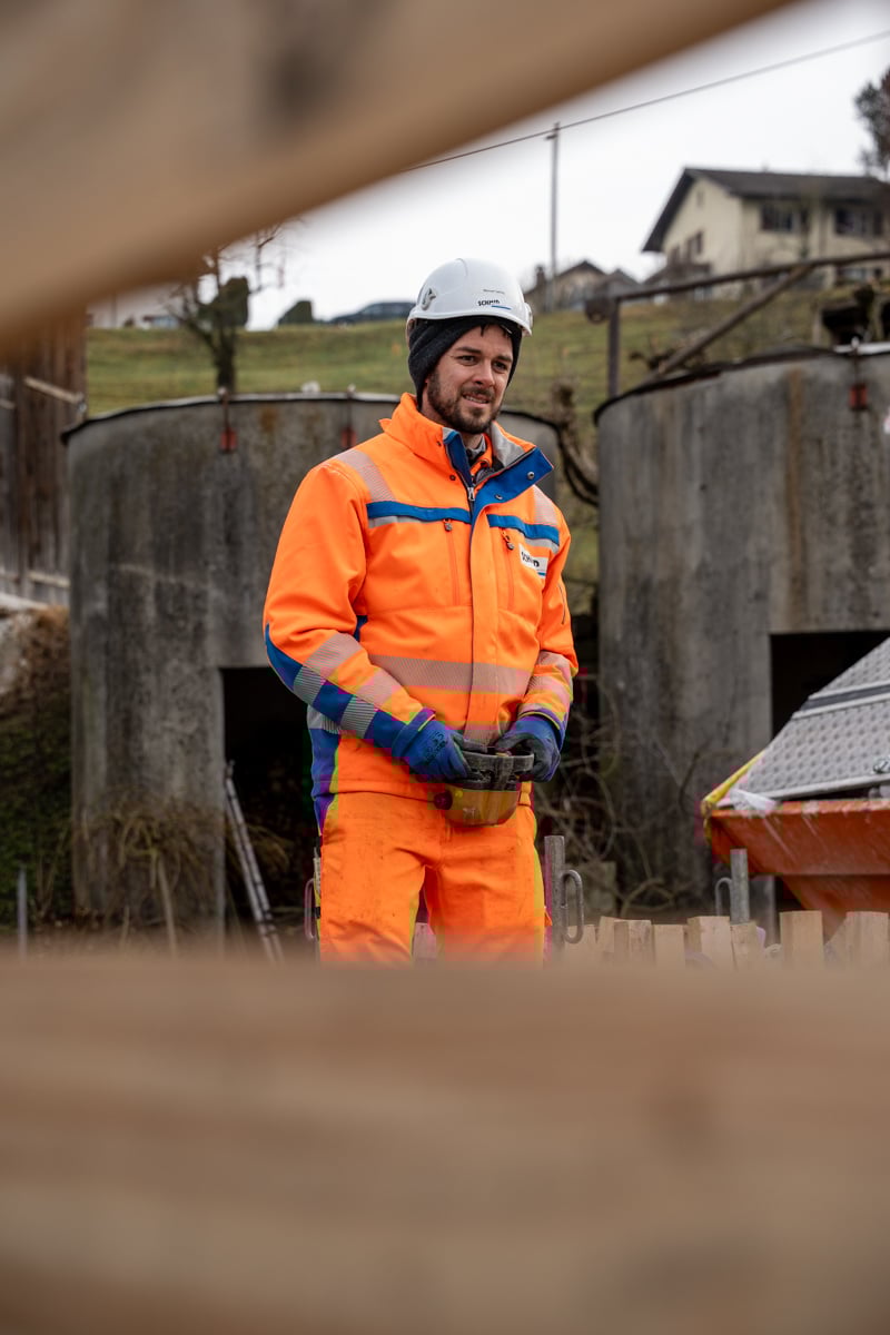 Berufsbildner als Kranführer auf der Baustelle Staldenhof