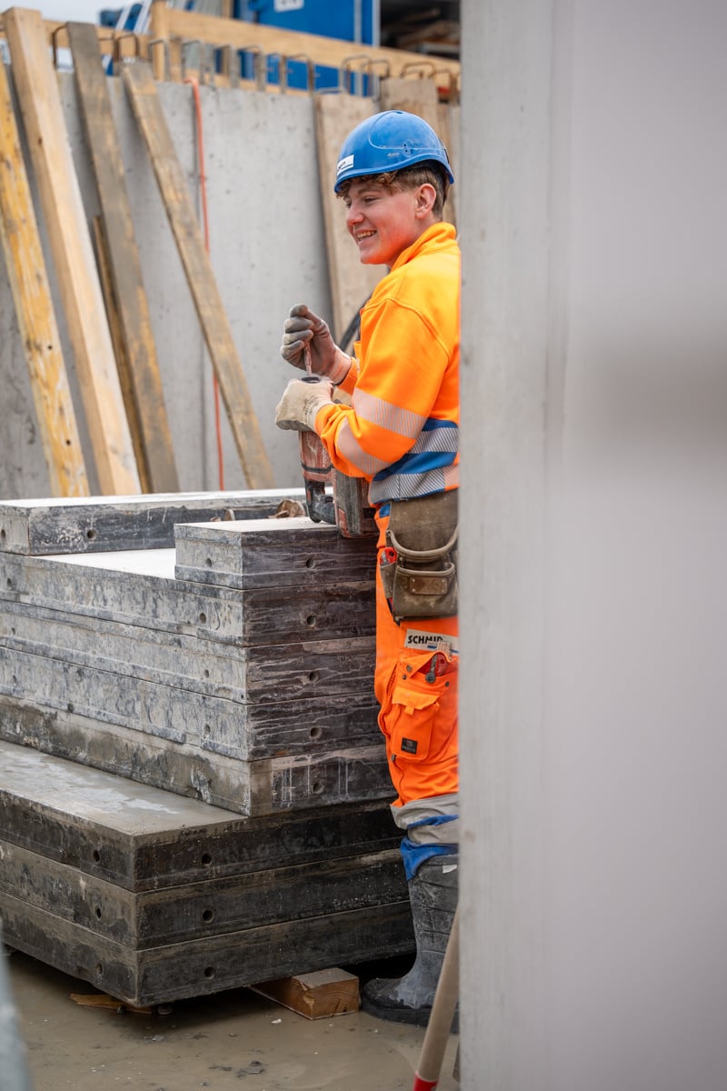 Lernender Maurer auf der Baustelle
