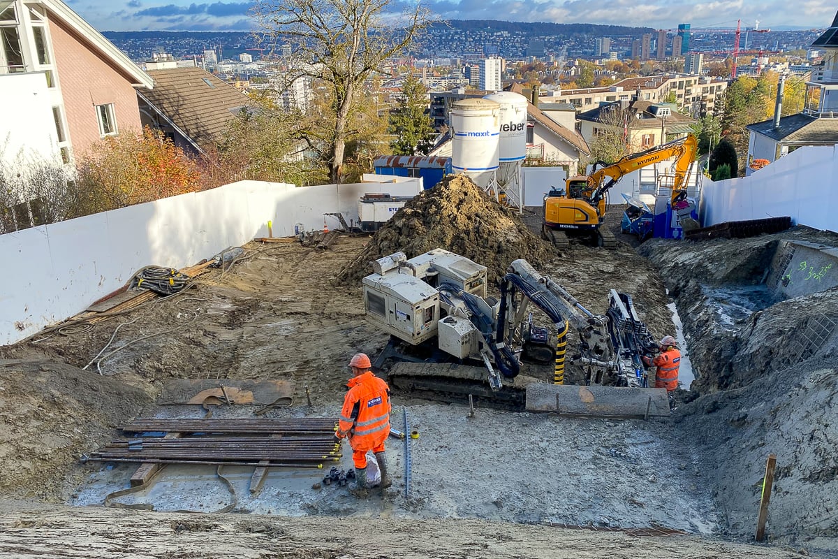 Baugrubenaushub der Doppeleinfamilienhäuser in den Rütenen in Zürich