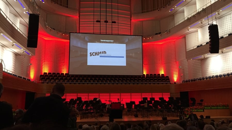 Präsentation mit Schmid-Logo in KKL Konzertsaal