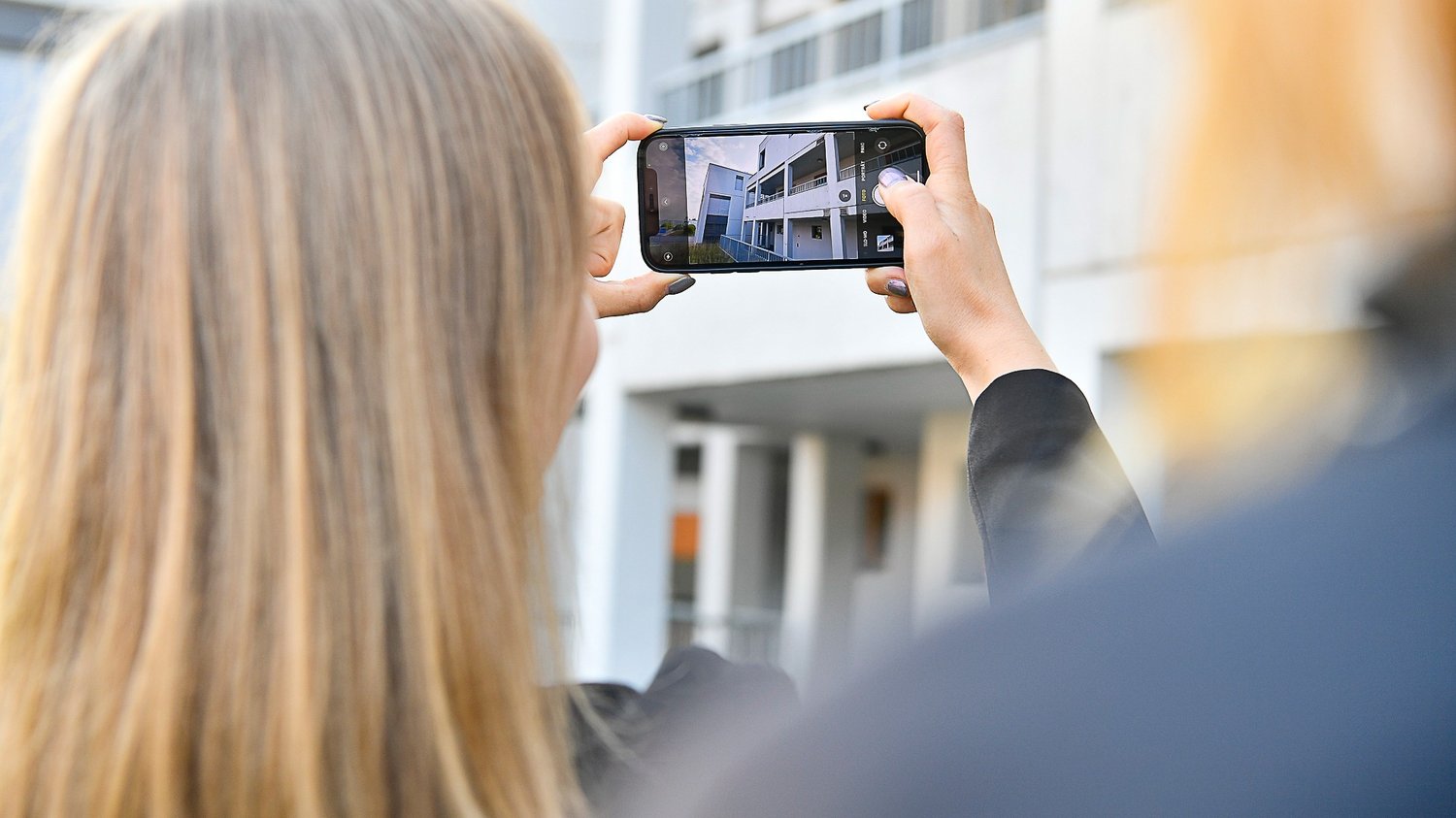 Mitarbeiter der ein Foto mit seinem Handy macht