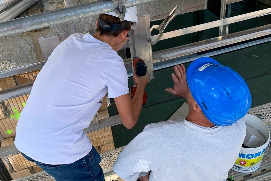 Schüler und Schmid Bauarbeiter beim Fassadenbau