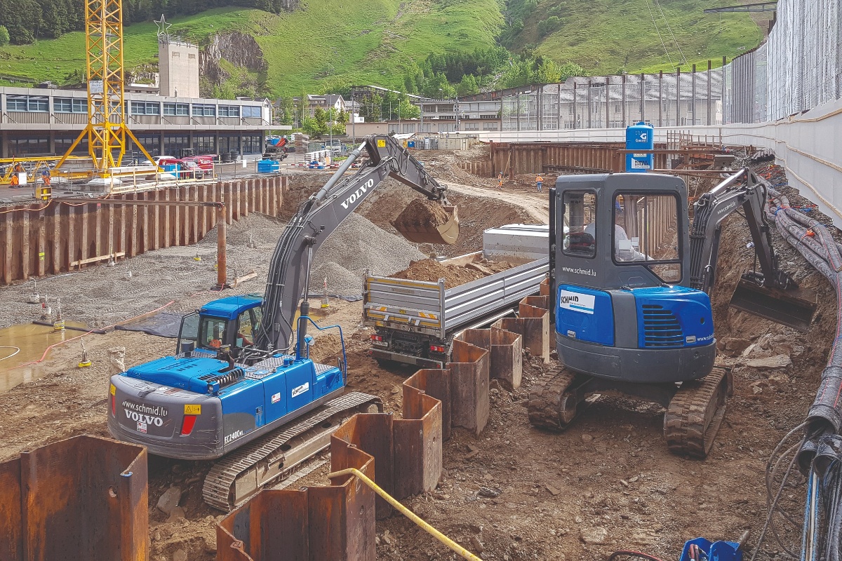 Zwei Schmid Bagger auf Baustelle Andermatt Central für Bauarbeiten im Tiefbau.
