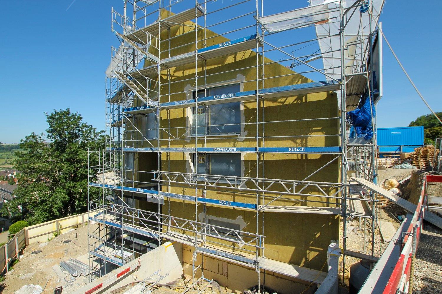 Schmid Projekt Bonstetten Sunnenberg Fassade Mai (1)