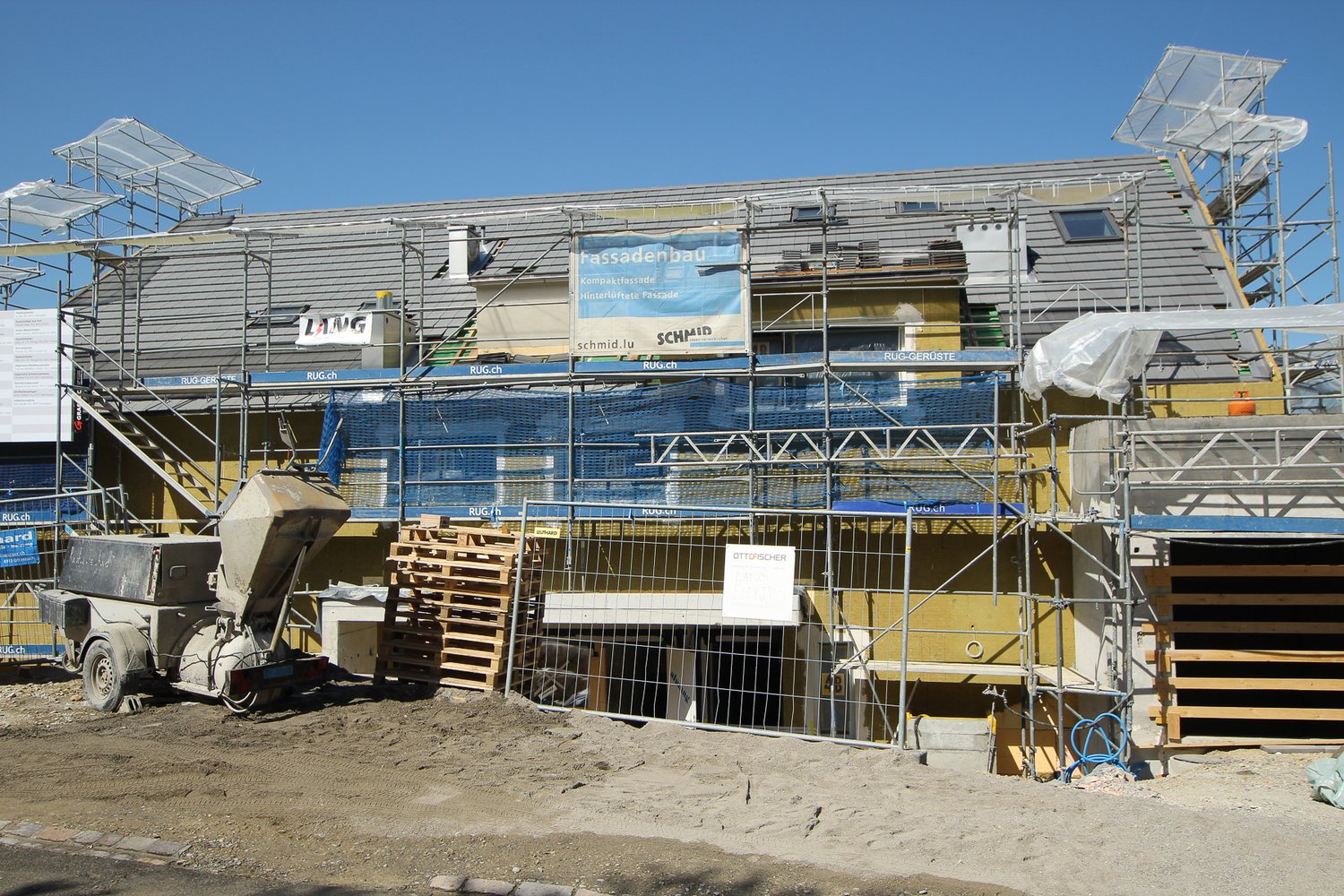 Schmid Projekt Bonstetten Sunnenberg Fassade Mai (2)