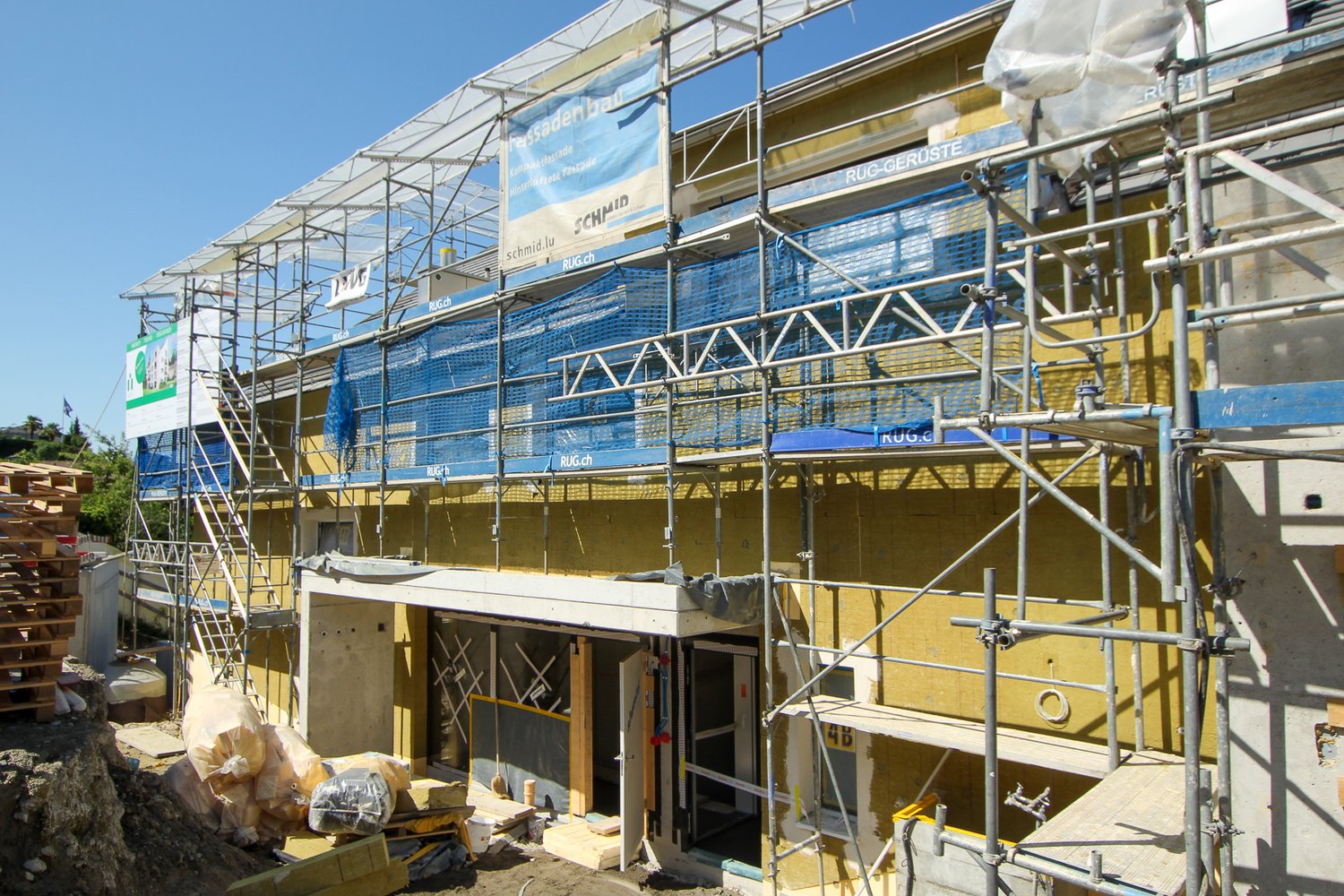 Schmid Projekt Bonstetten Sunnenberg Fassade Mai (3)