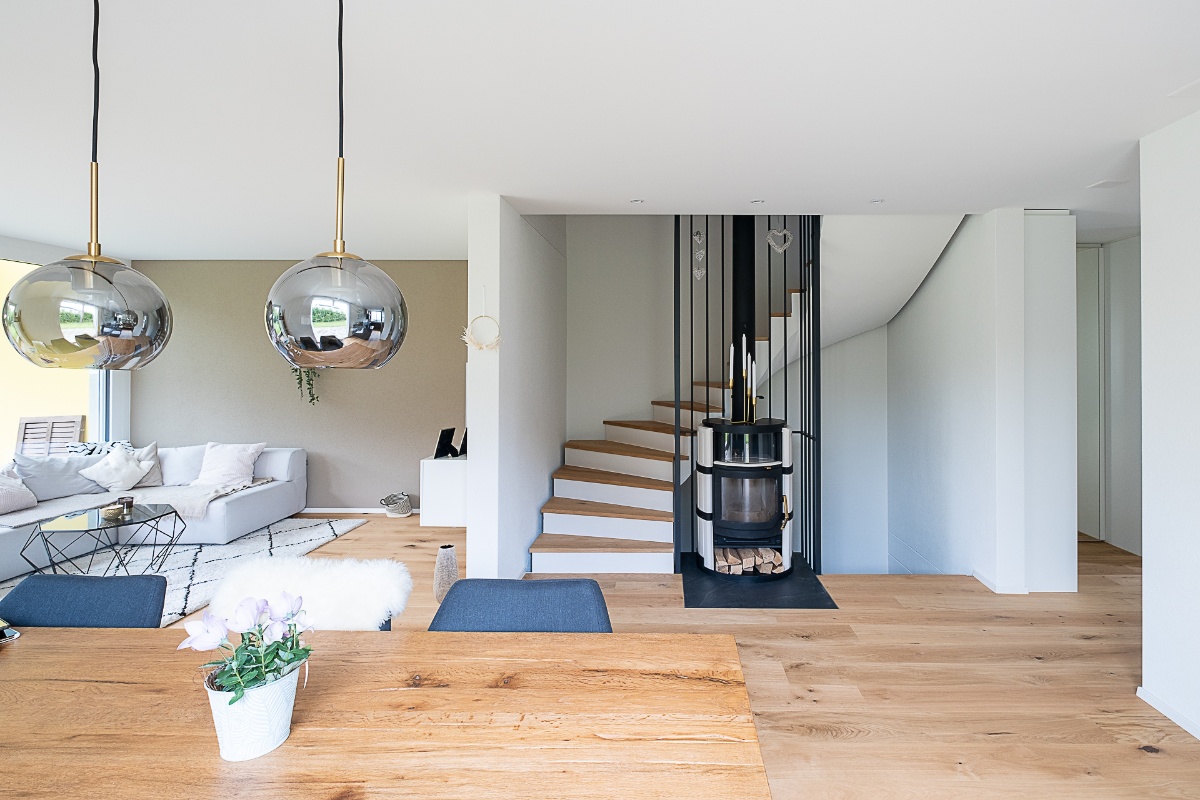 Offener Wohnbereich renoviert, mit Treppe und Schwedenofen