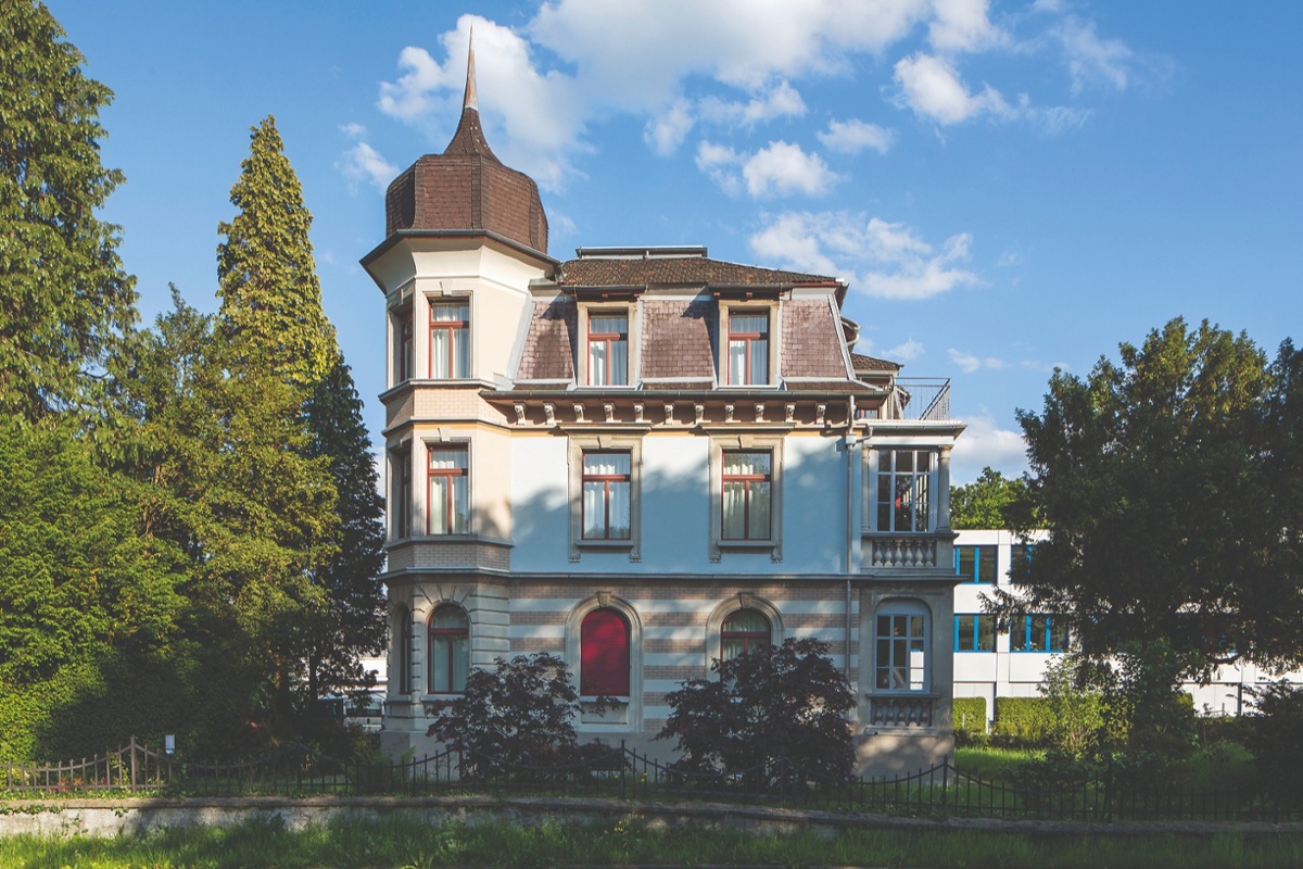 Villa Aurora in Kriens nach der Sanierung.