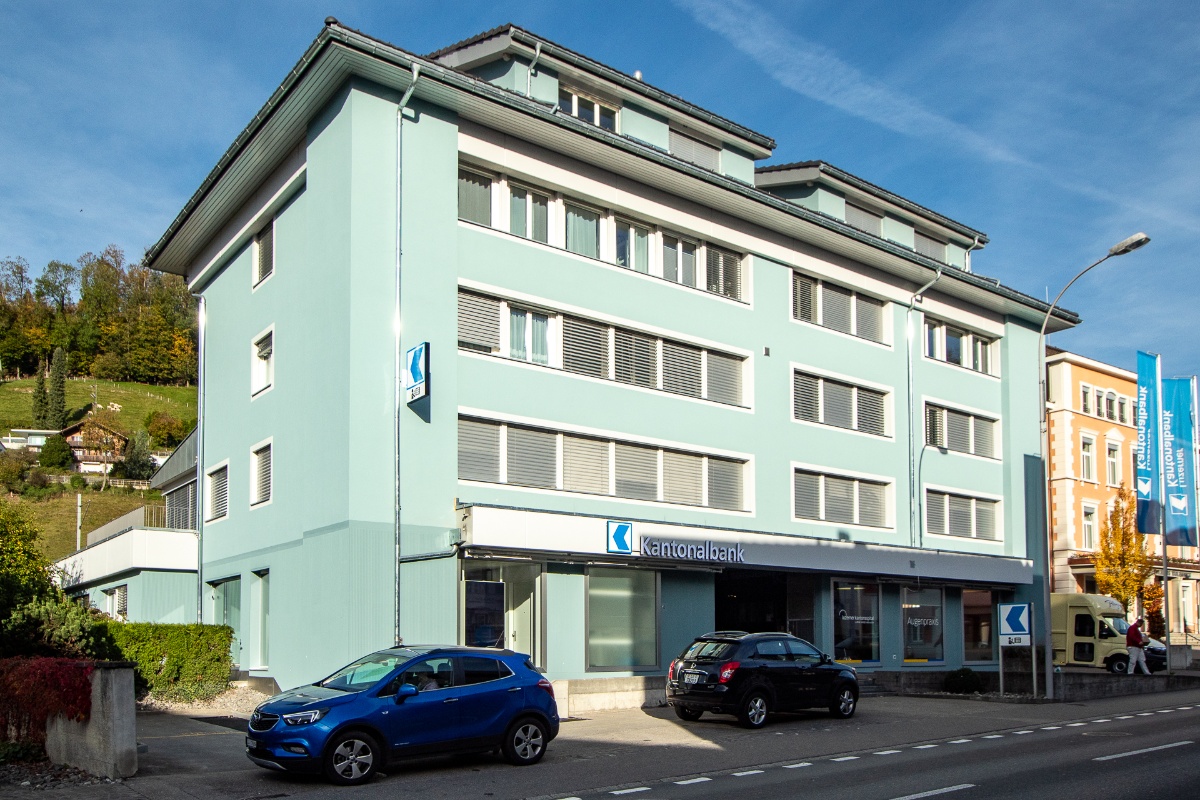 Wohn- und Geschäftshaus nach Sanierung an der Menznauerstrasse in Wolhusen.