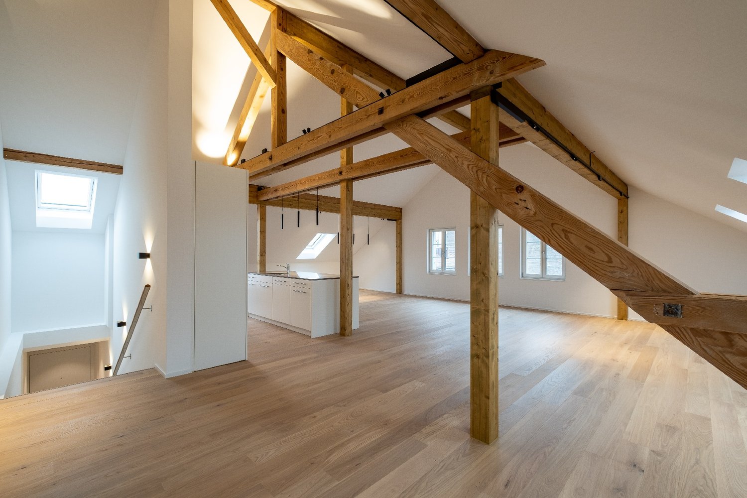 Blick ins Treppenhaus und in die Küche der Dachwohnung der Vorderen Hauptgasse Zofingen