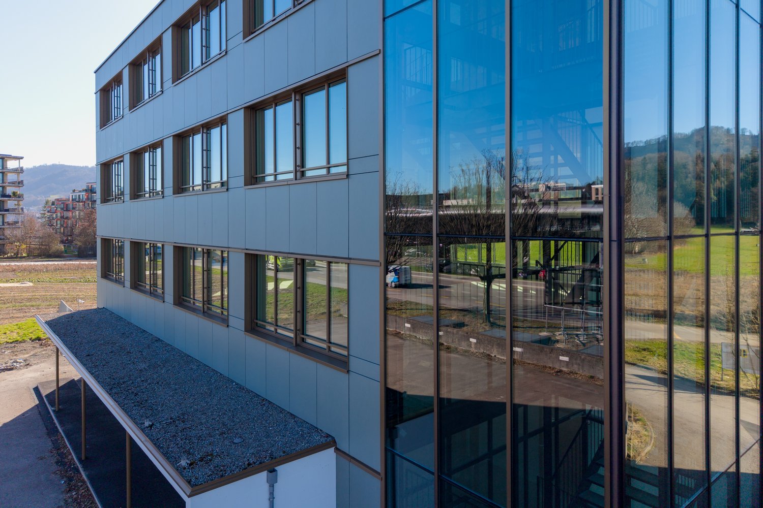 Blick auf die Fassade mit dem Übergang Glas Platte