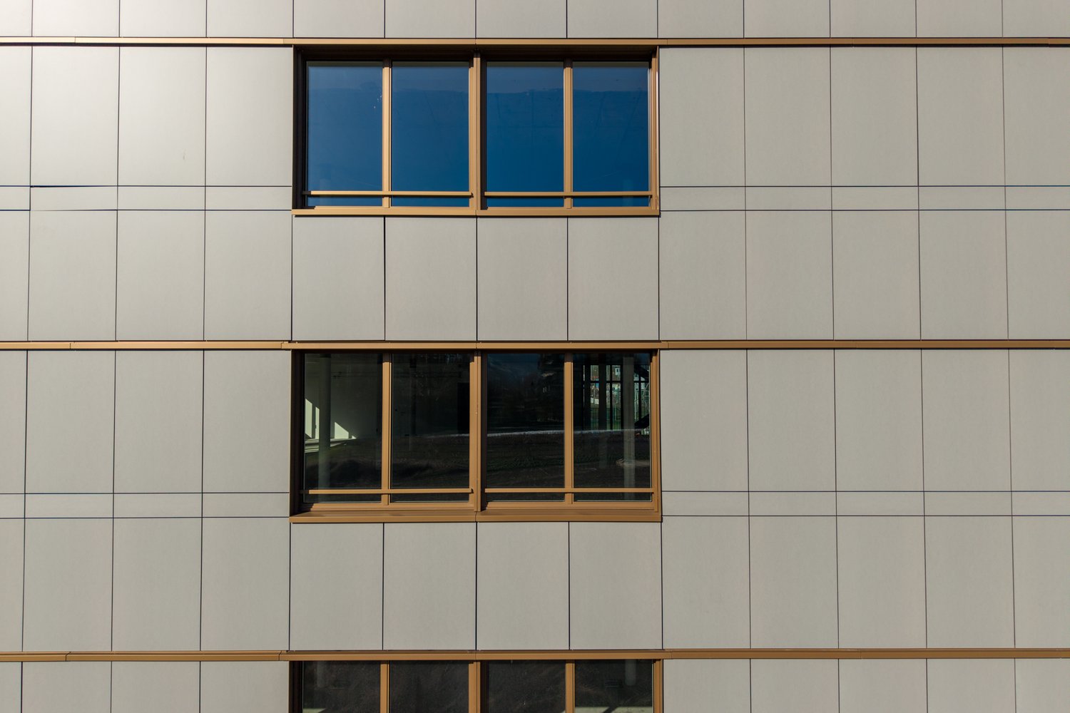 Fassade mit den grossflächigen Platten