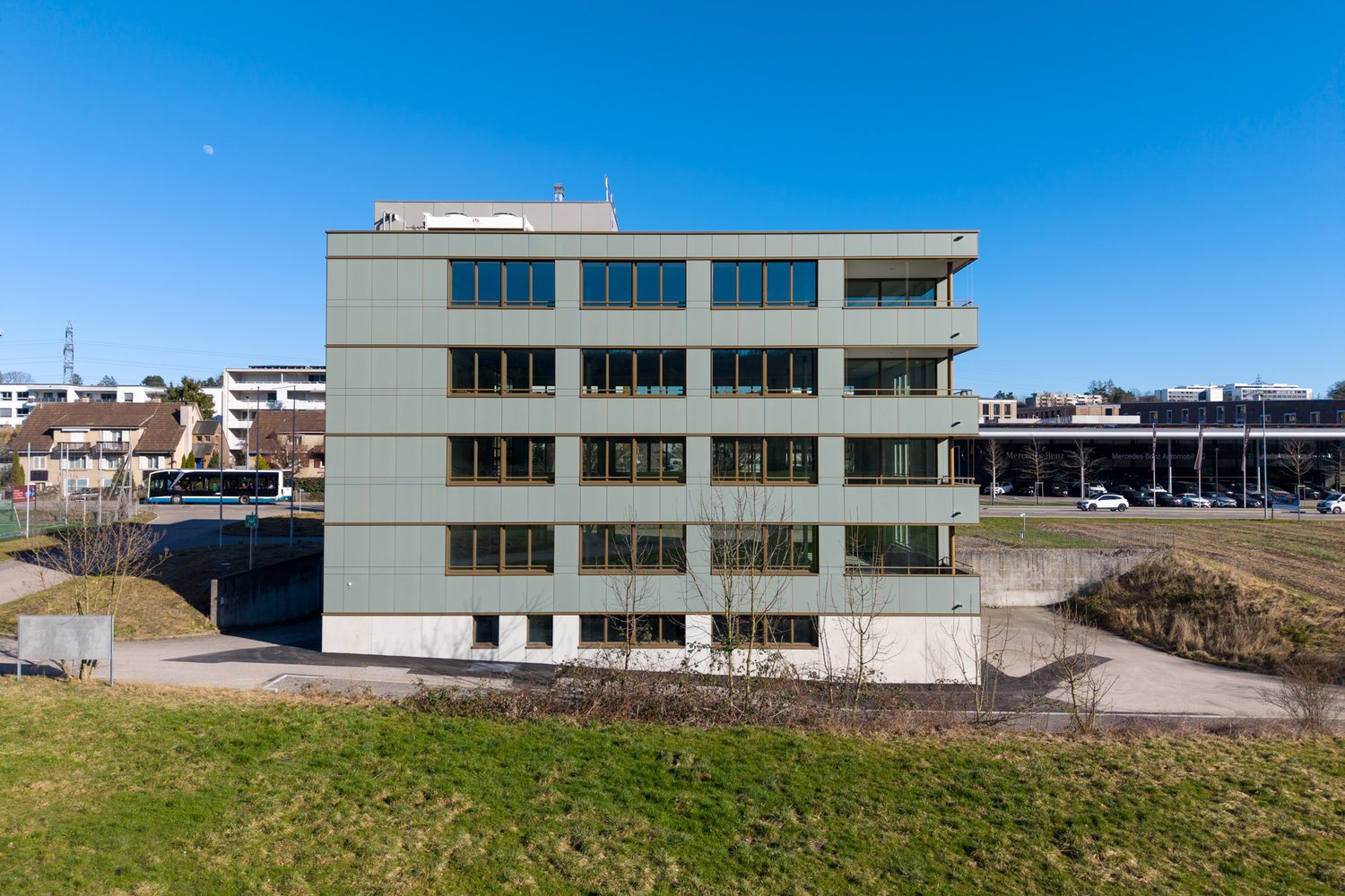 Blick auf die Fassade des Geschäftshauses