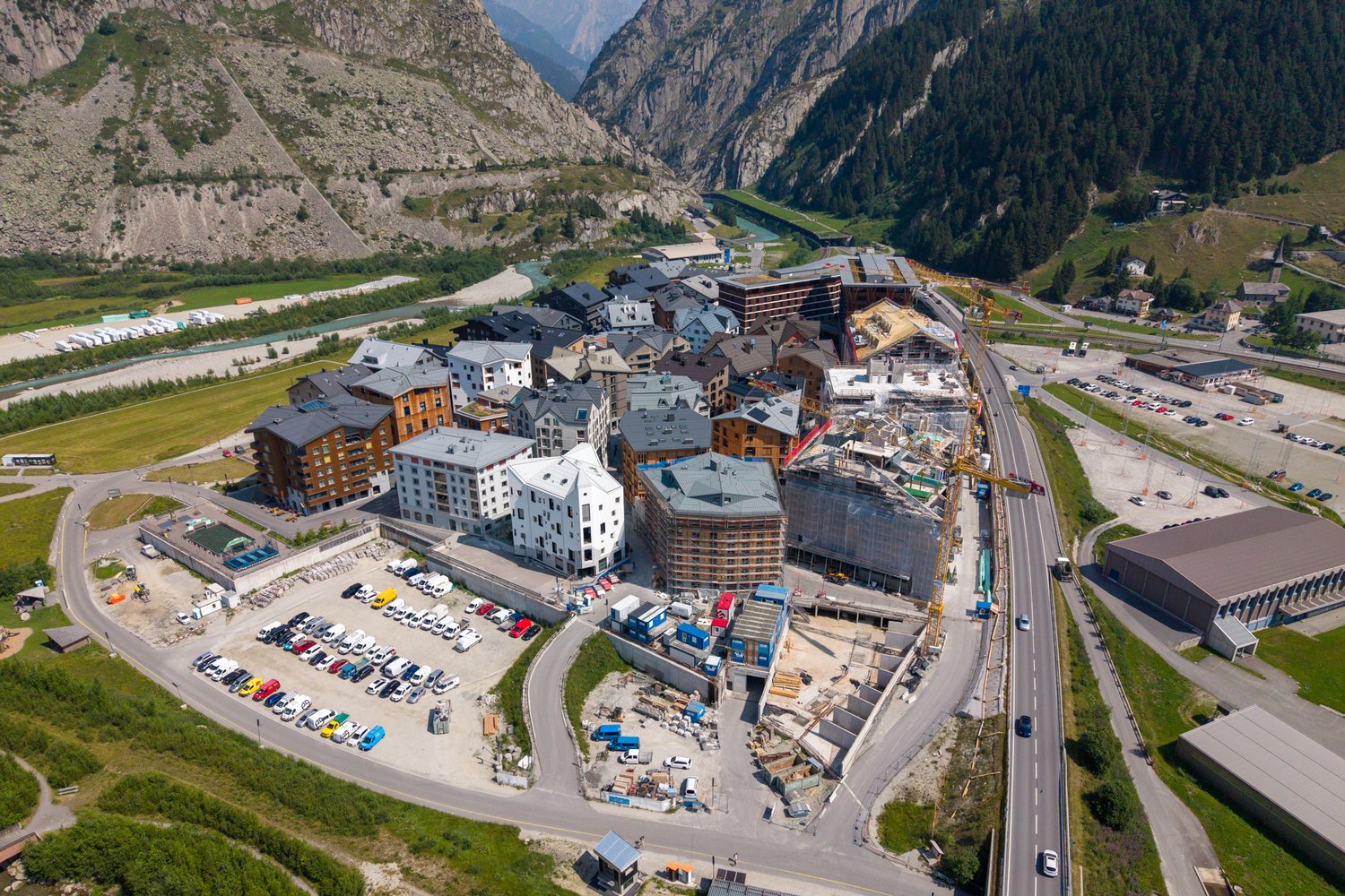 Drohnenaufnahme Andermatt Reuss