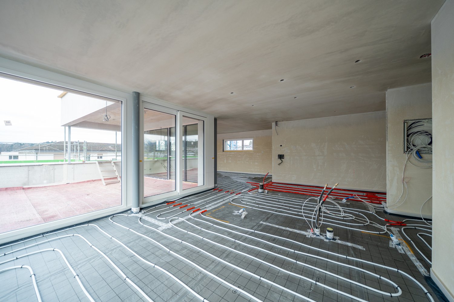 Unterlagsboden mit der verlegten Bodenheizung in der Attikawohnung