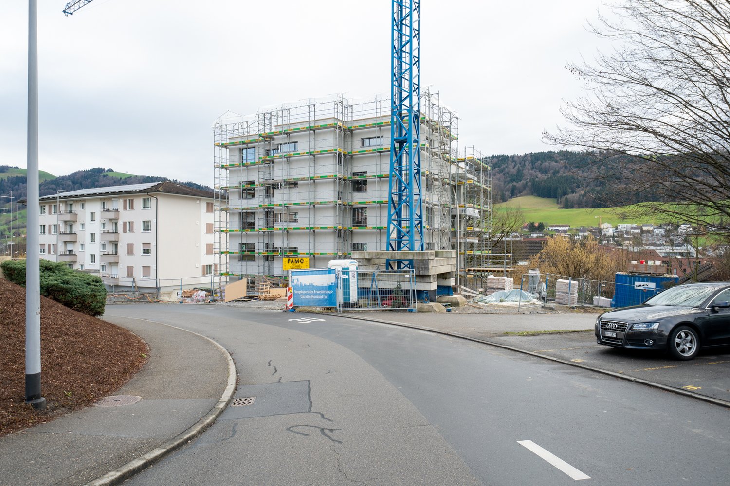 Fassade mit Gerüst an der Buchfeldstrasse in Buchrain