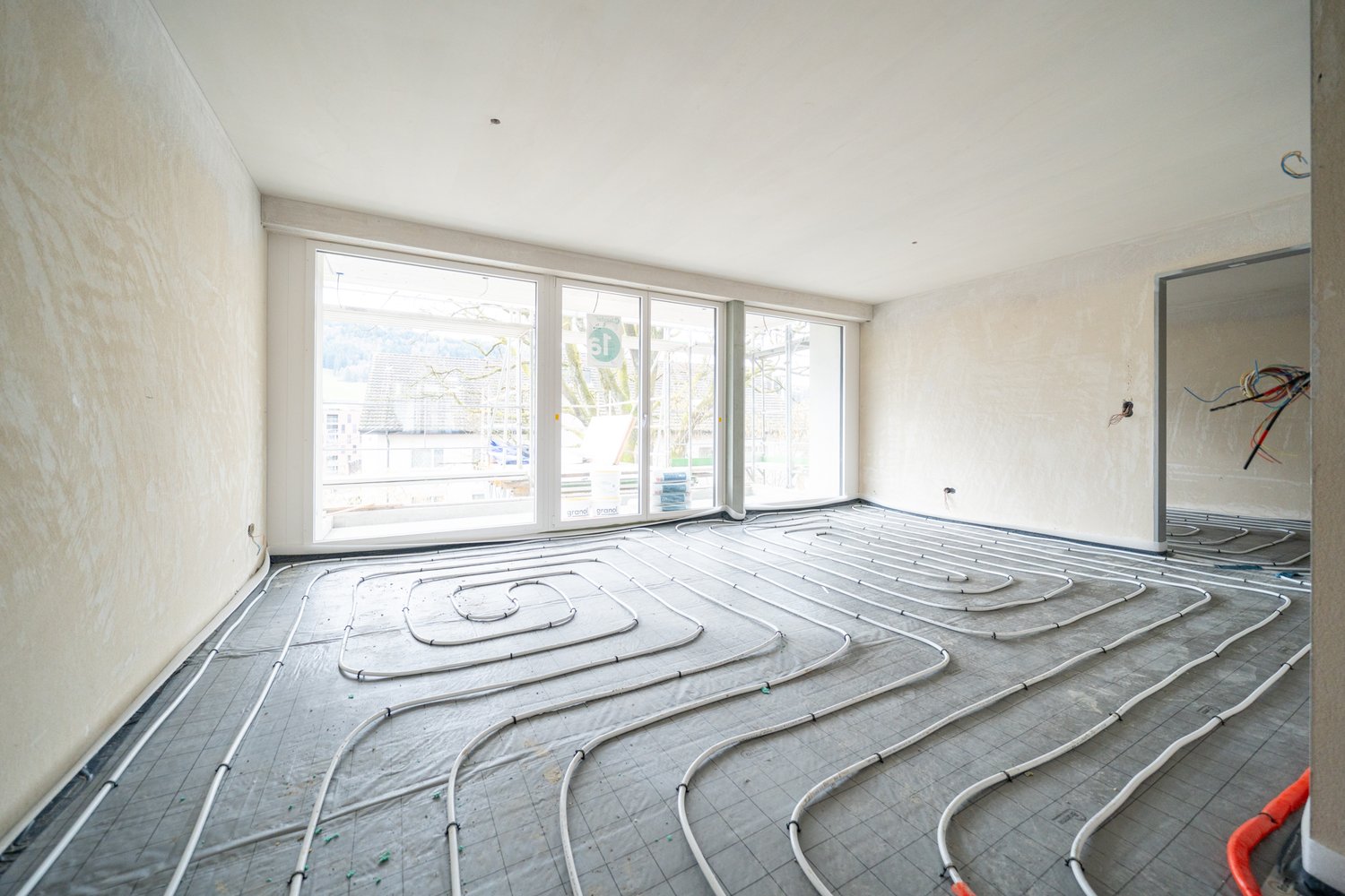 Unterlagsboden mit der verlegten Bodenheizungsrohren