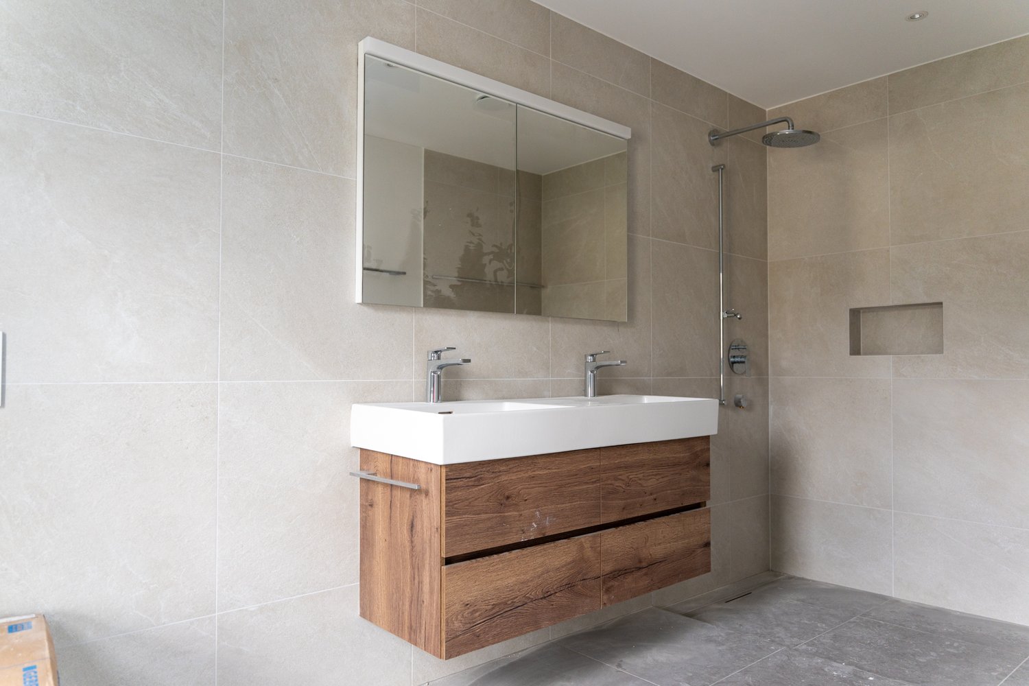 Dusche und Lavabo in der Nasszelle