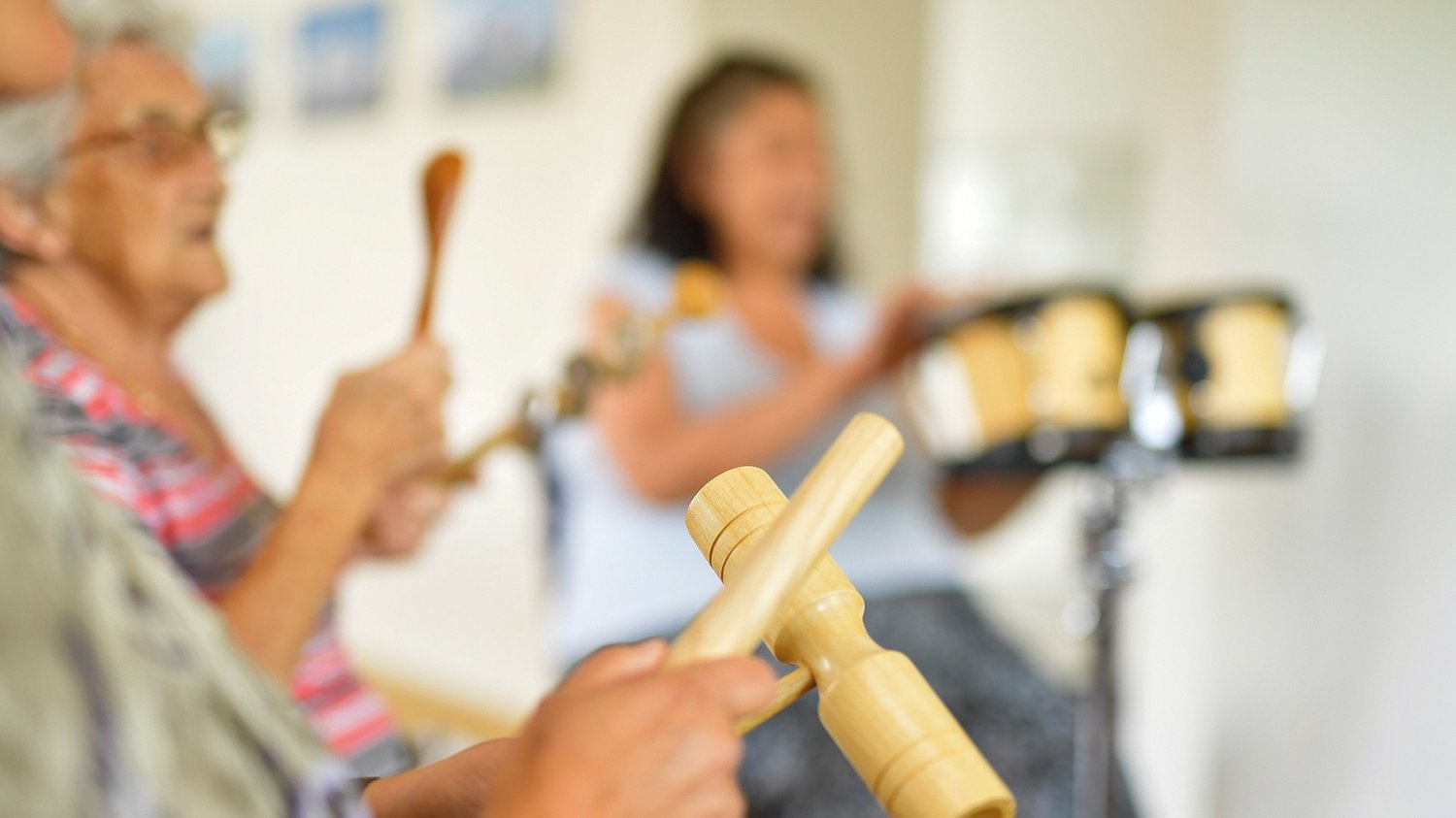 Rigiblick Tagesstätte - Menschen beim musizieren