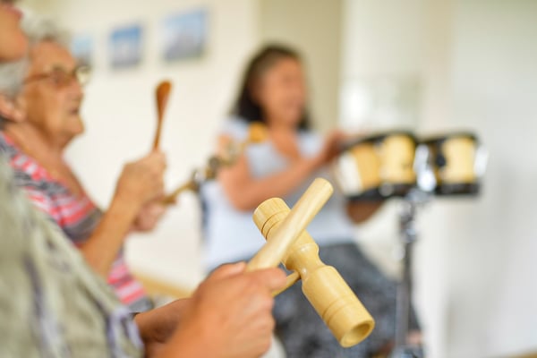 Rigiblick Tagesstätte - Menschen beim musizieren