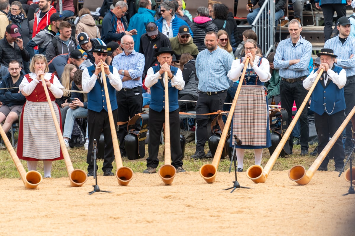 Alphorn Bläser am Schwingfest