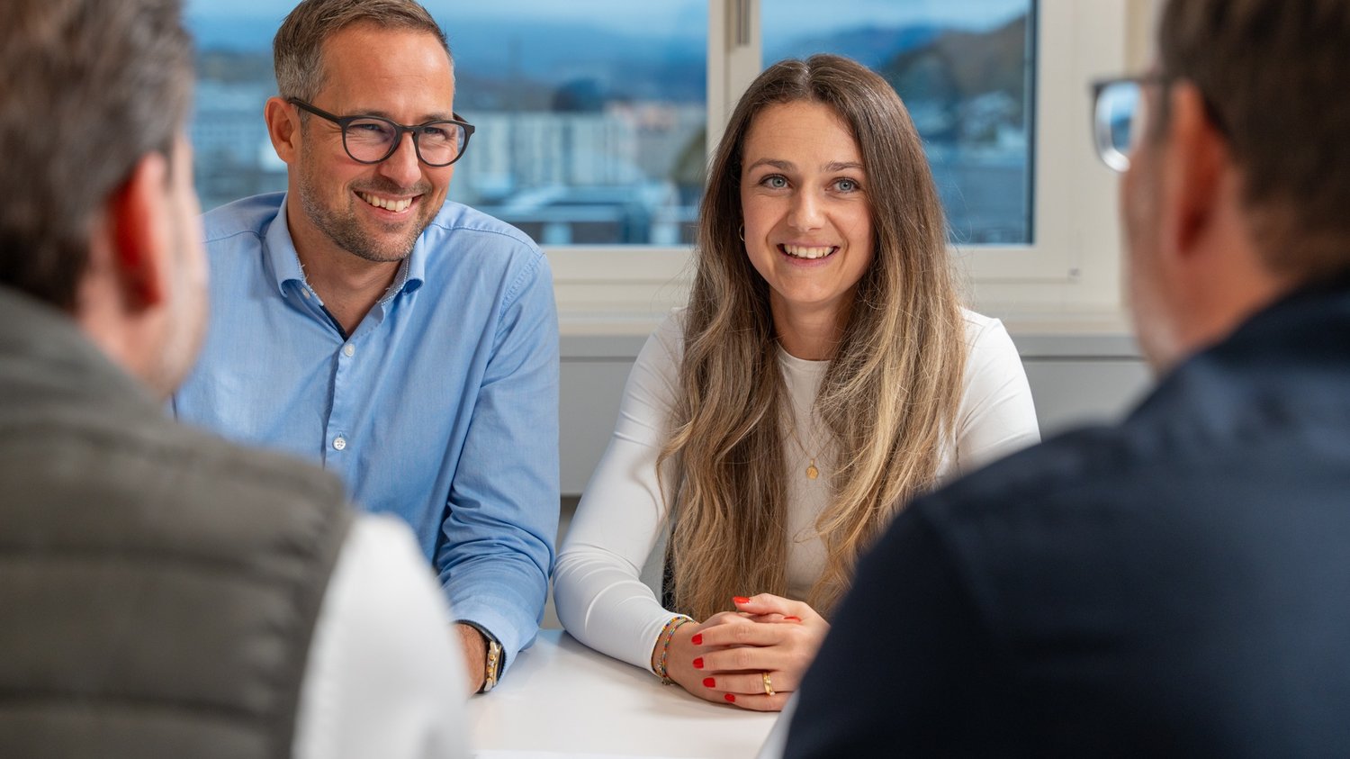 Vier Personen im Gespräch