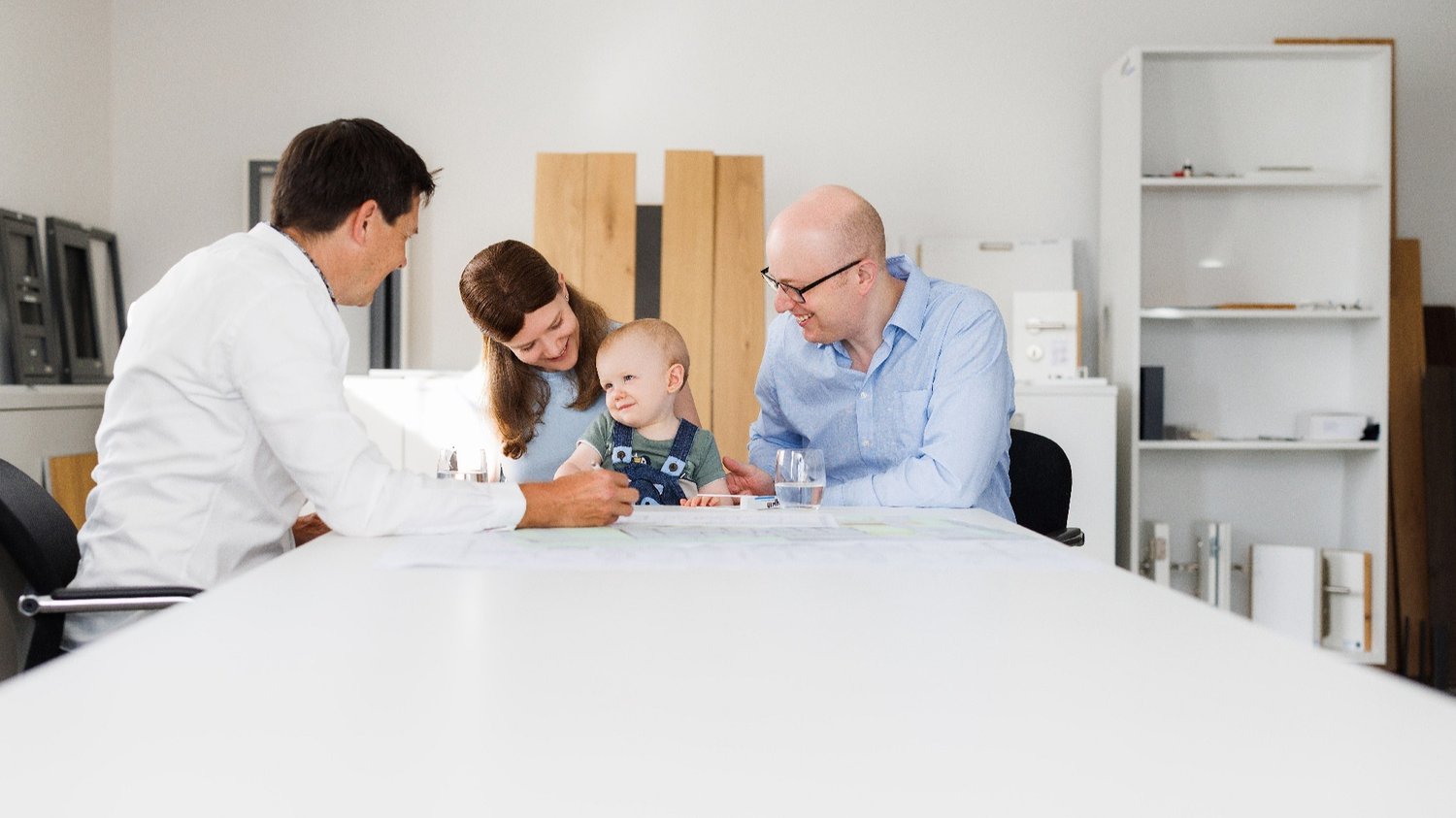 Käufer im Gespräch mit dem Käuferbetreuer