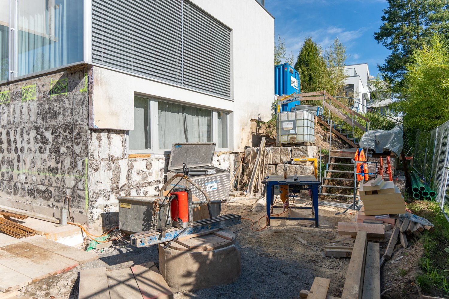 Blick auf die freigelegte Aussenwand