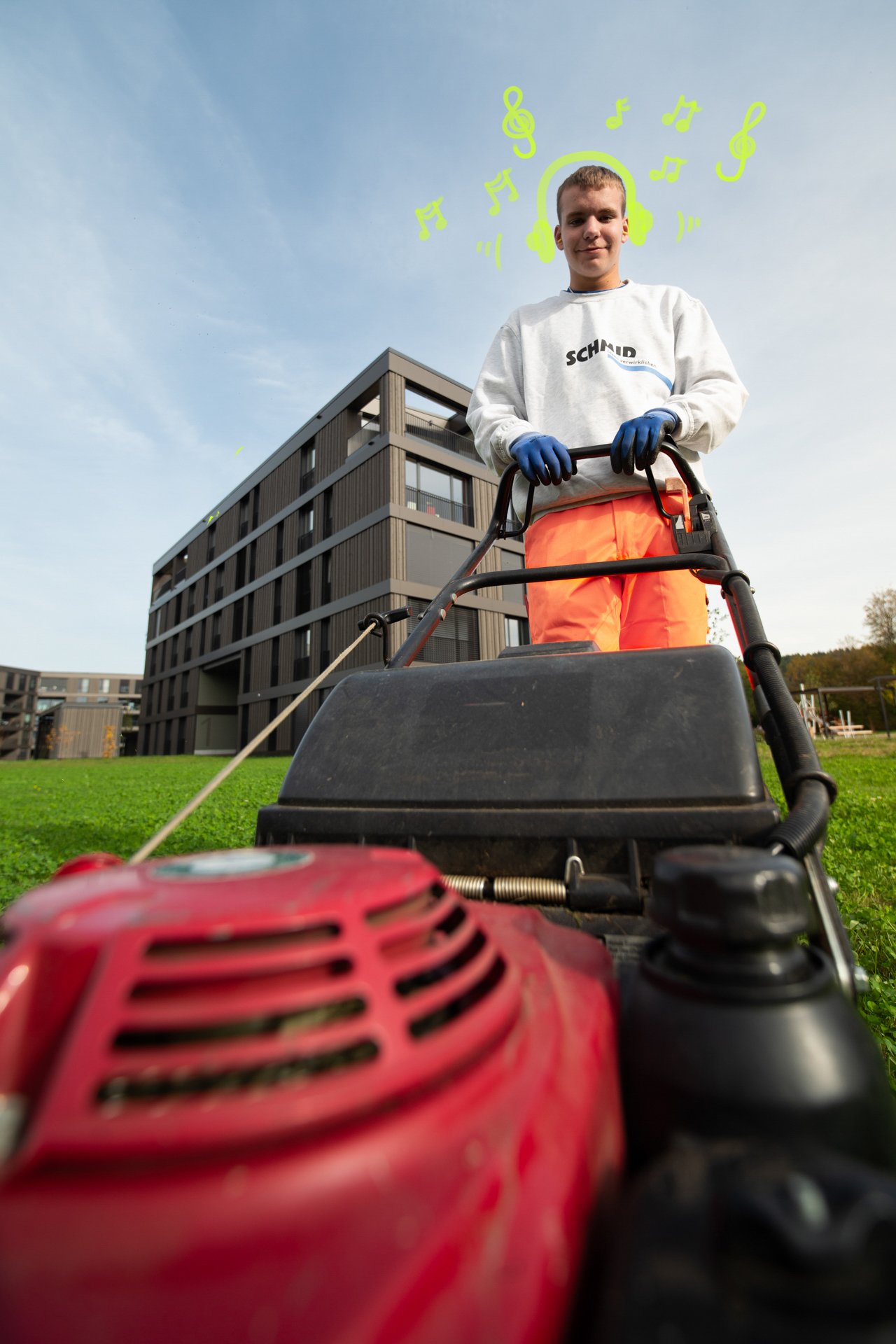 Schmid Lernender Gärtner beim Rasen mähen bei der Schmid Überbauung Grünmatt, Emmen.