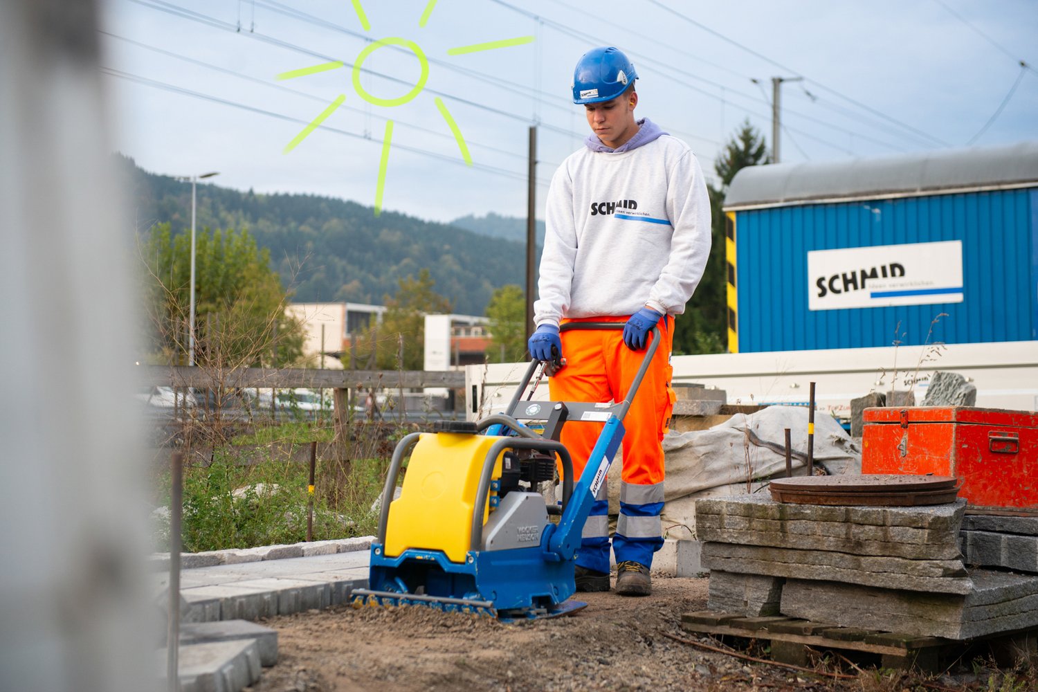 Schmid Lernender Gärtner arbeitet mit der Vibroplatte.
