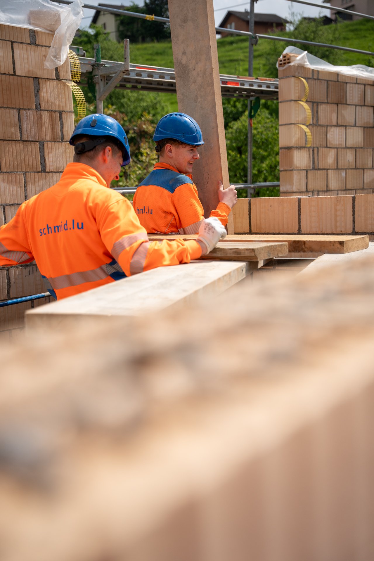 Zwei Lernende Maurer auf der Baustelle in Luzern.