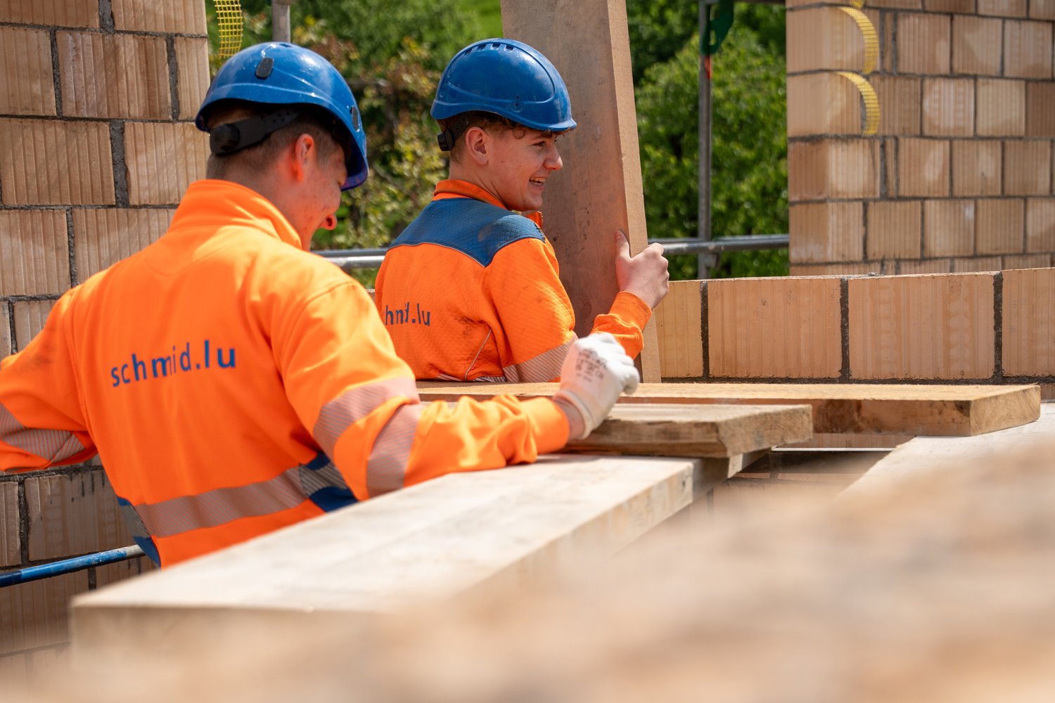 Maurerlernende auf der Baustelle