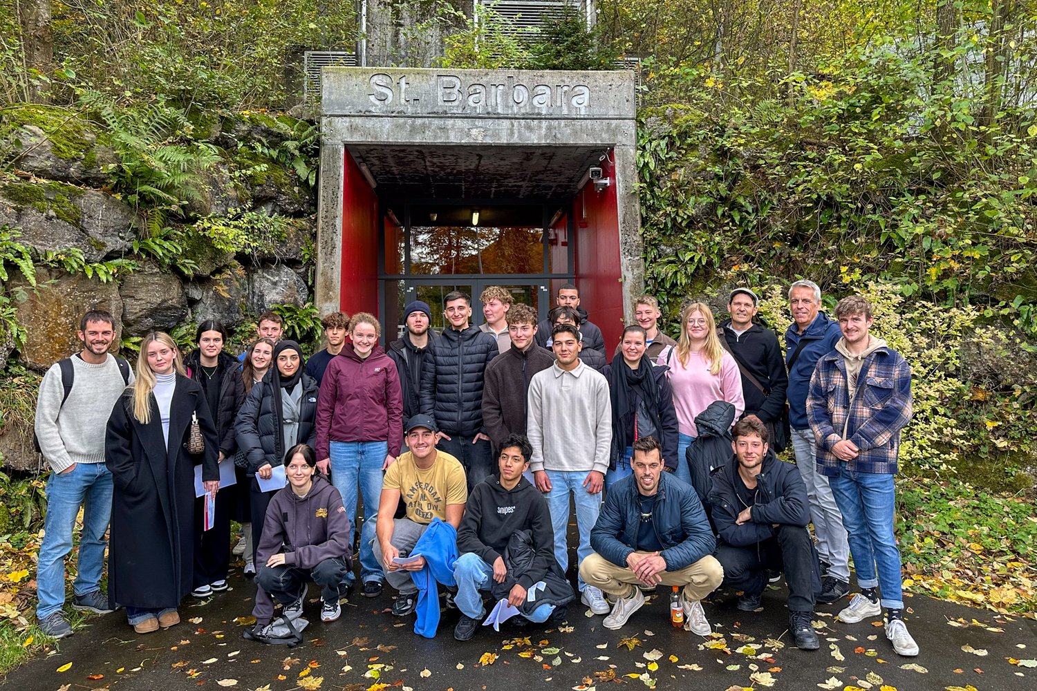 Unsere Lernenden auf einem Gruppenfoto beim gemeinsamen Ausflug 2025.
