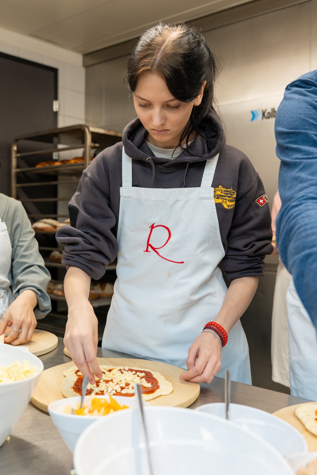 Unsere Lernende Zeichnerin belegt ihre Pizza