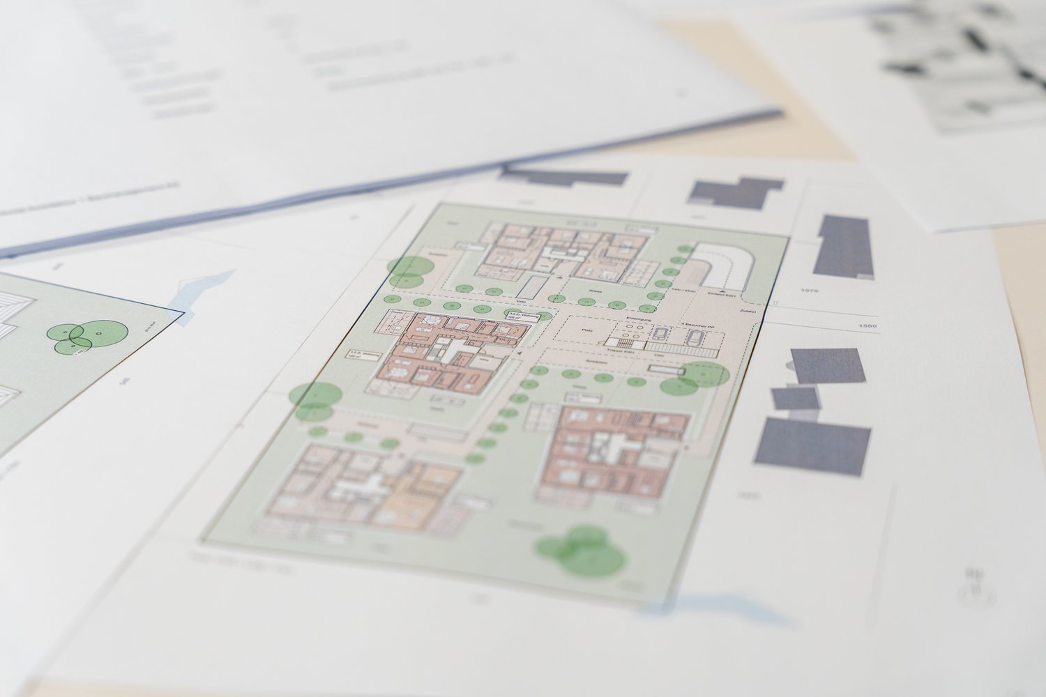 Situationplan und im Hintergrund liegen die Unterlagen