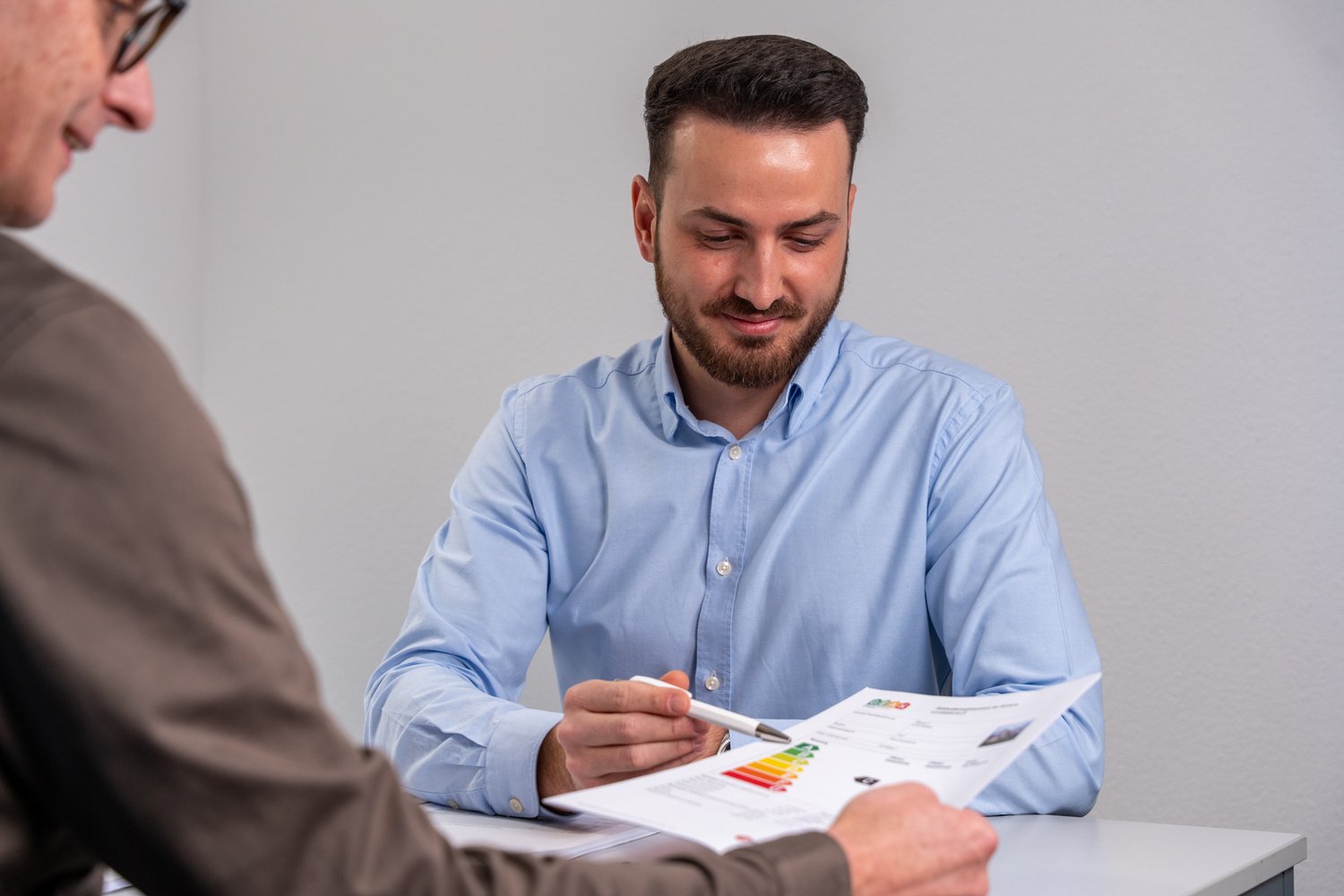 Andi Fetahaj im Gespräch mit einem Kunden zum Thema GEAK
