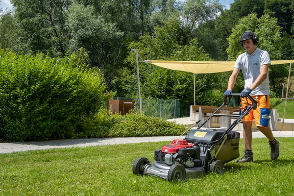 Schmid-Mitarbeiter-Gartenbau-Rasen