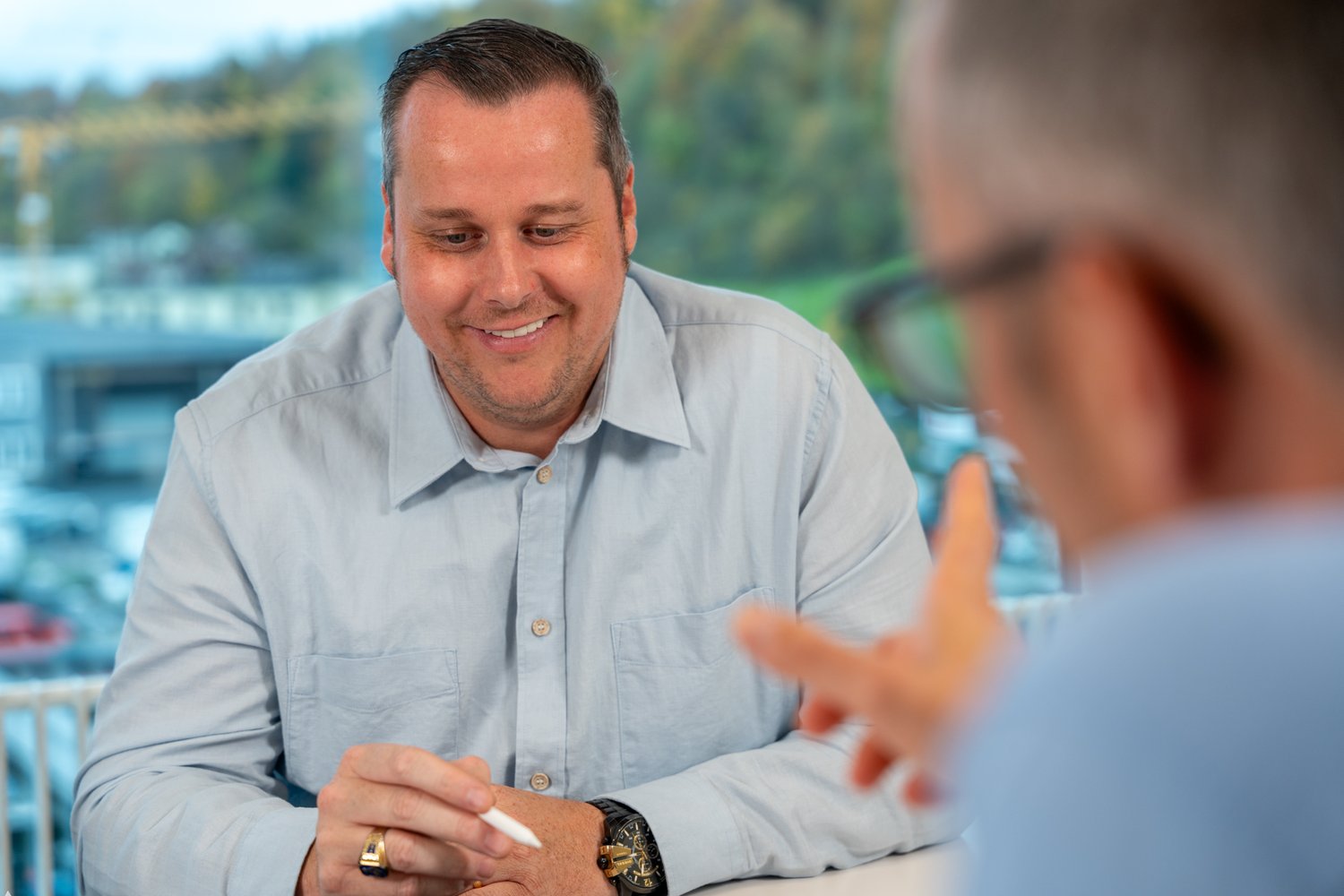Marc Blättler, Bauleiter im Gespräch mit Raphael Rey, Bauleiter