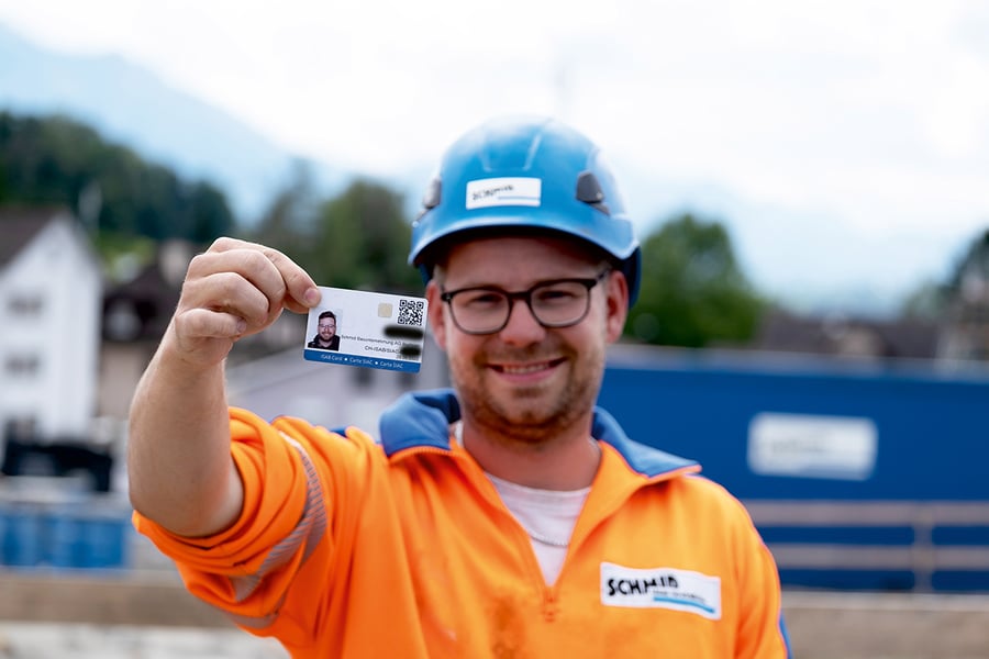 Schmid Bauunternehmer Mitarbeiter mit der ISAB Karte
