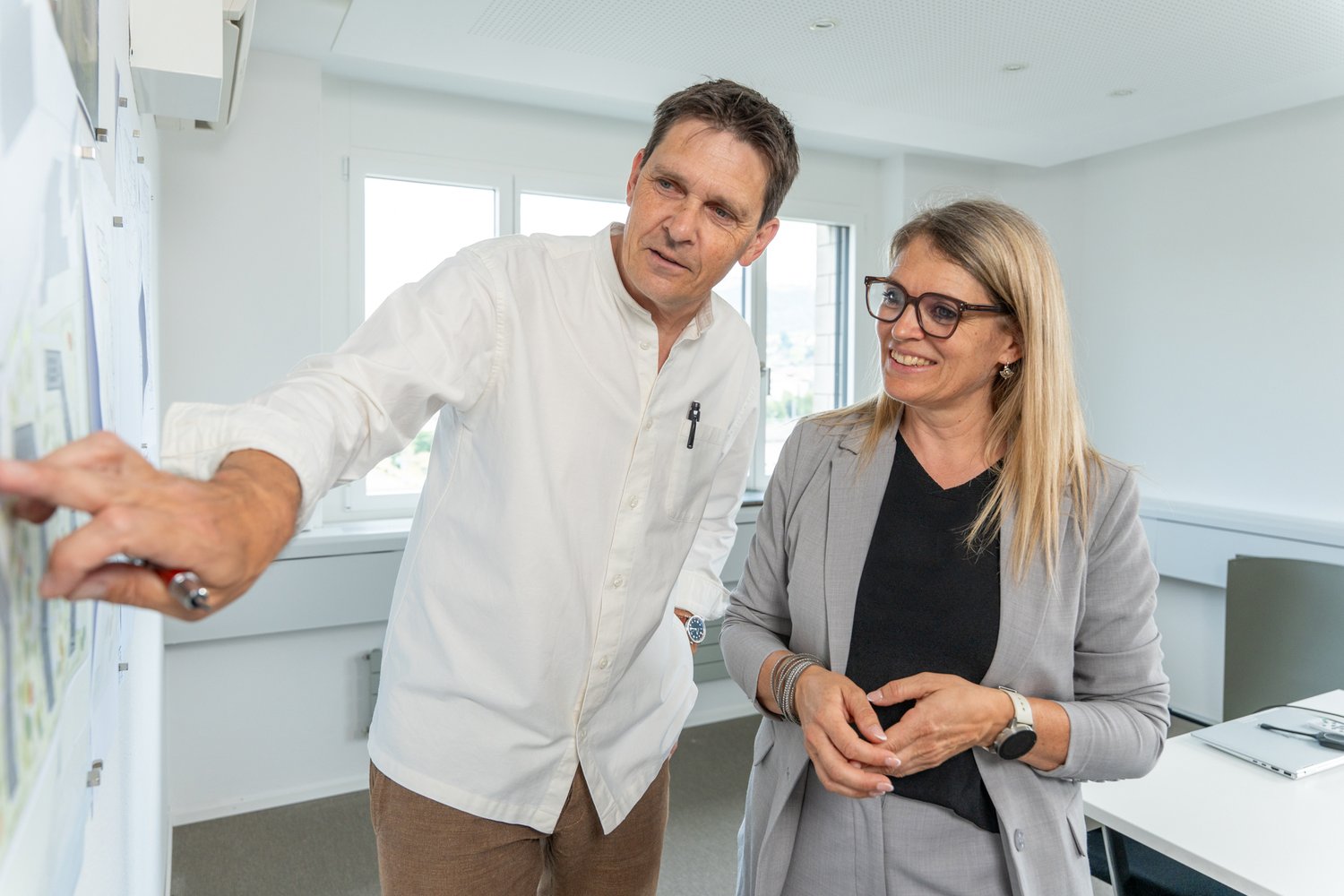 Bernhard Pechmann und Barbara Kübli besprechen einen Plan