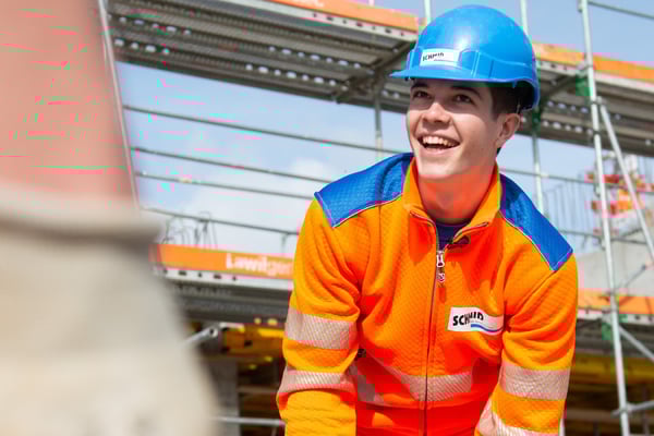 Lernender auf der Baustelle