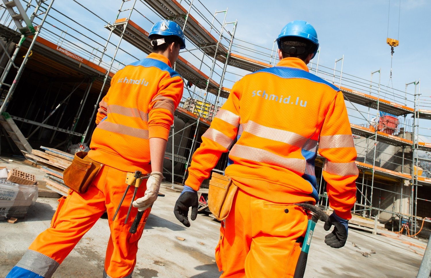 Zwei Lernende auf der Baustelle Grünmatt in Emmen