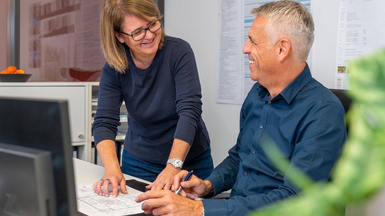 Jolanda Villiger und Daniel Kamer besprechen einen Plan