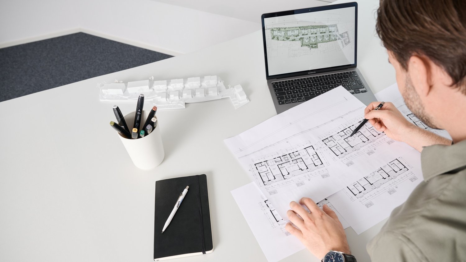 Ein Architekt am prüfen der Baupläne
