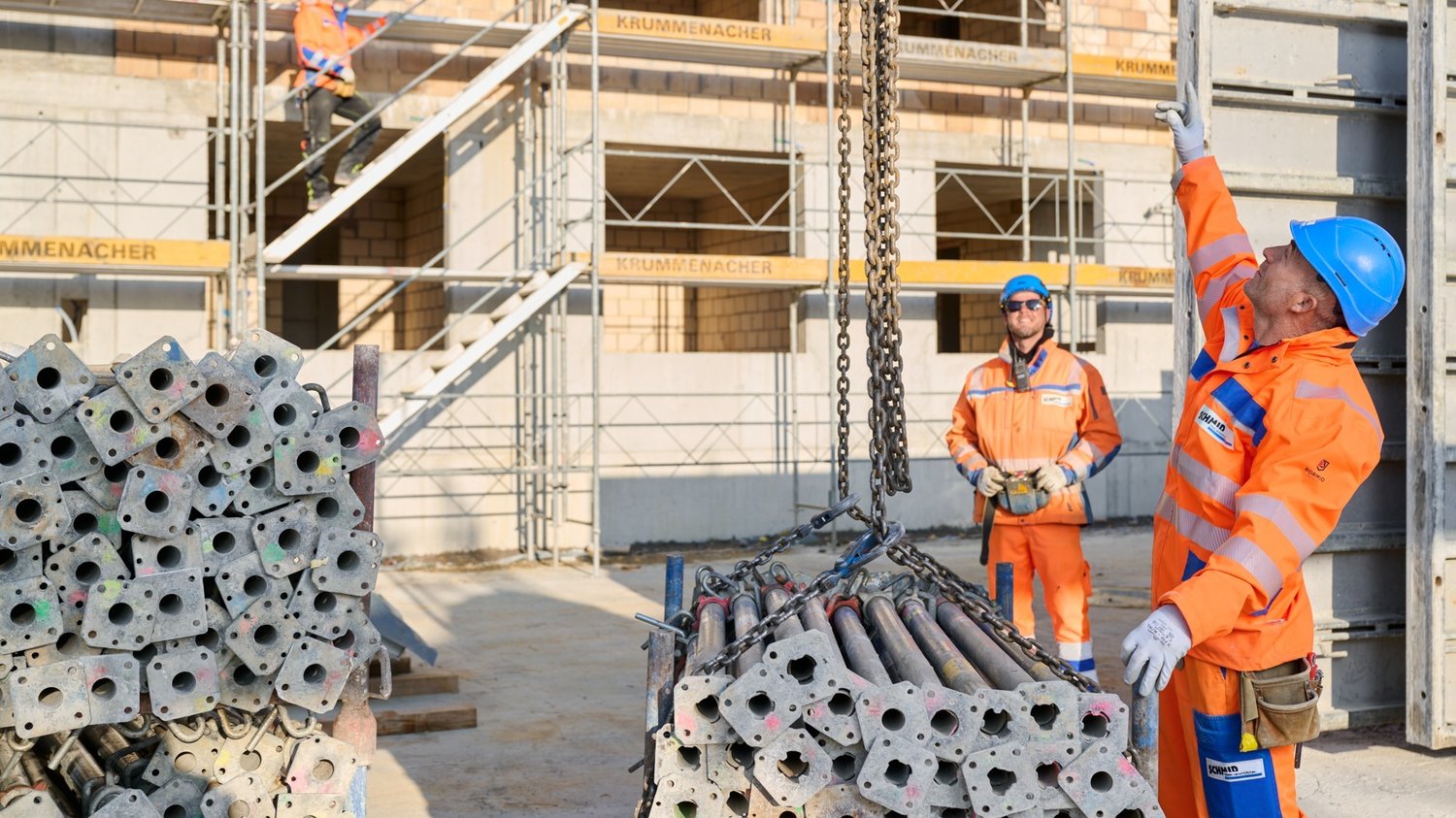 Mitarbeiter der Bauunternehmung auf der Baustelle bei der Arbeit