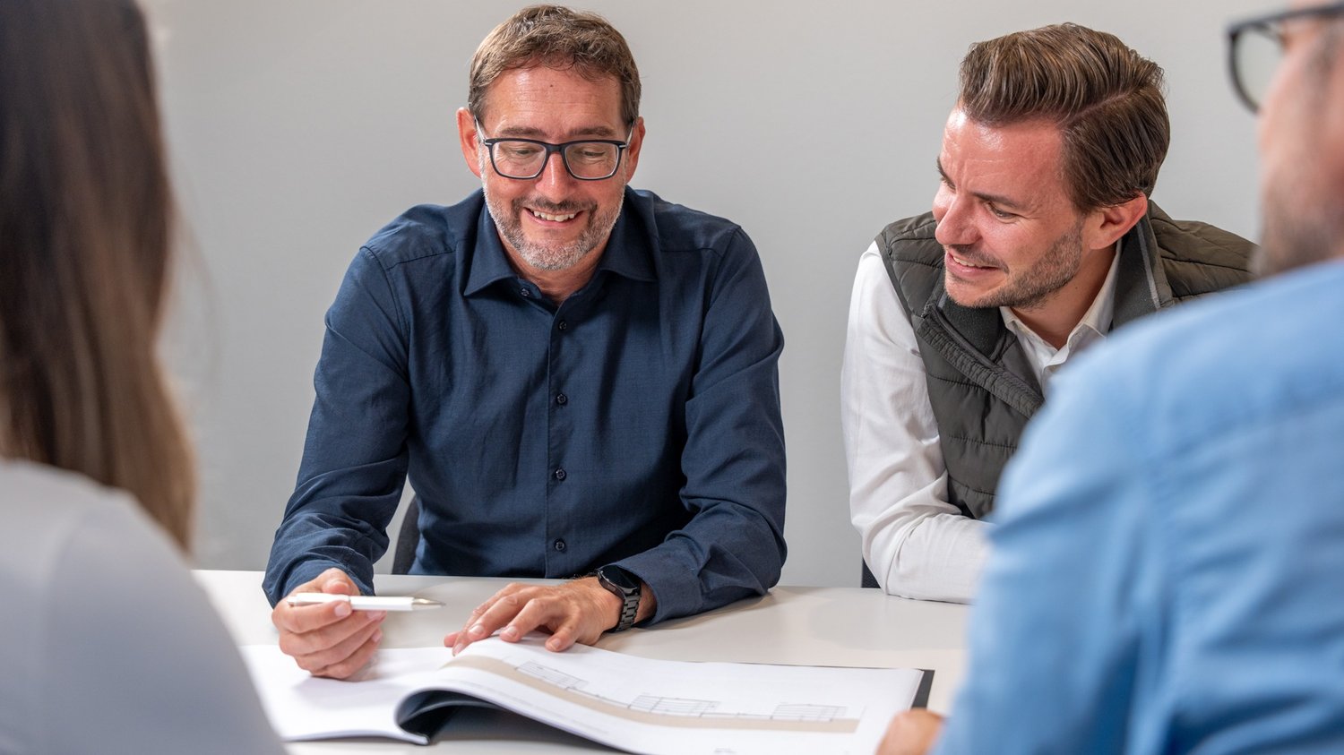 Andreas Hegglin und Kevin Walker im Gespräch mit Kundschaft