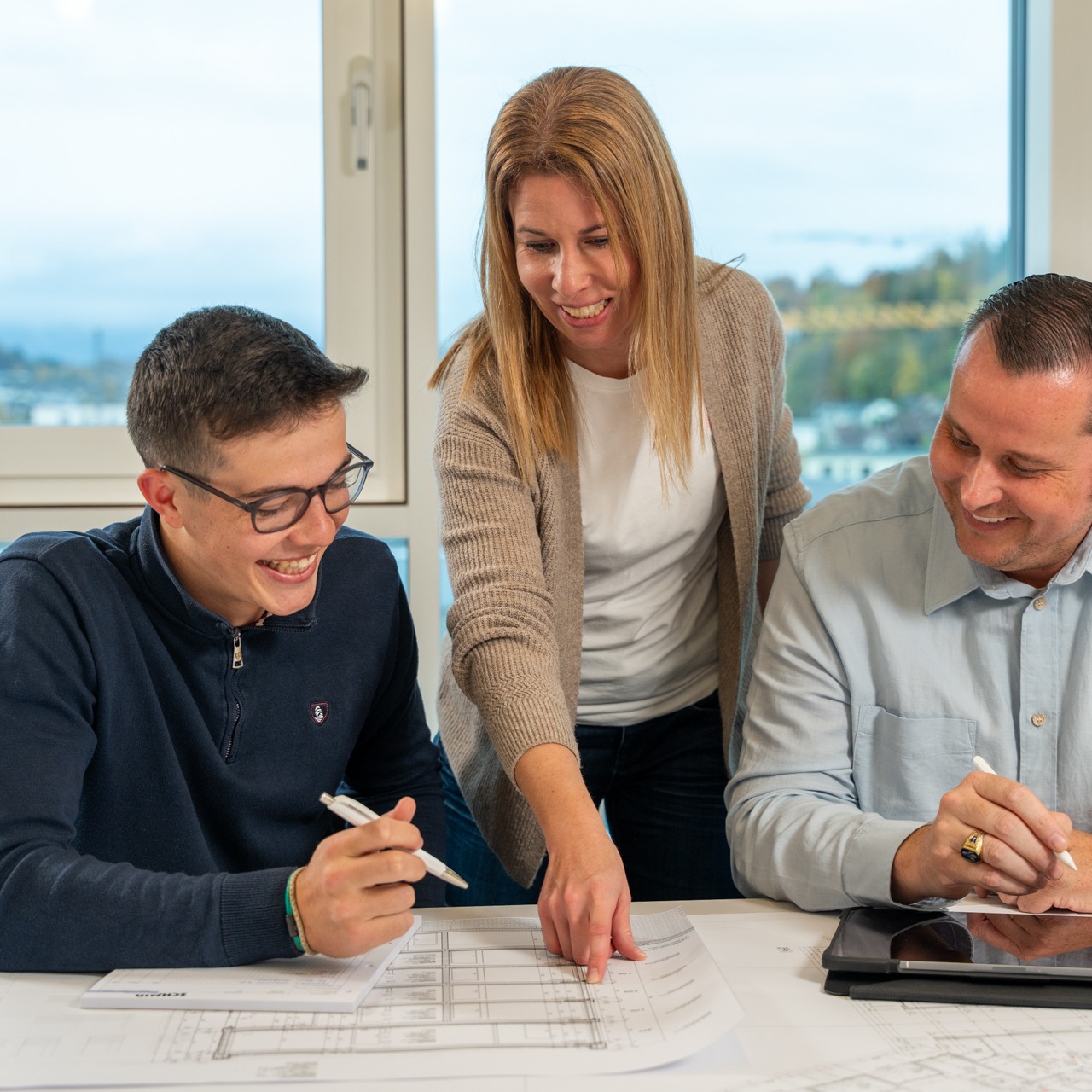 vier Personen im Gespräch an einer Sitzung