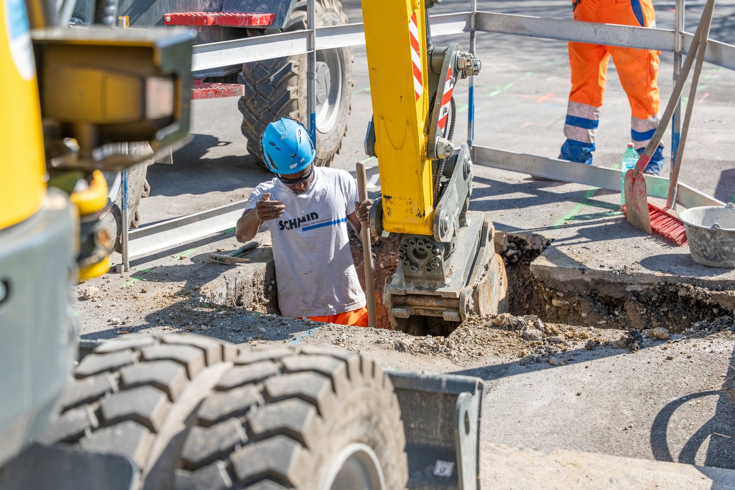 Tiefbaumitarbeiter bei der Arbeit