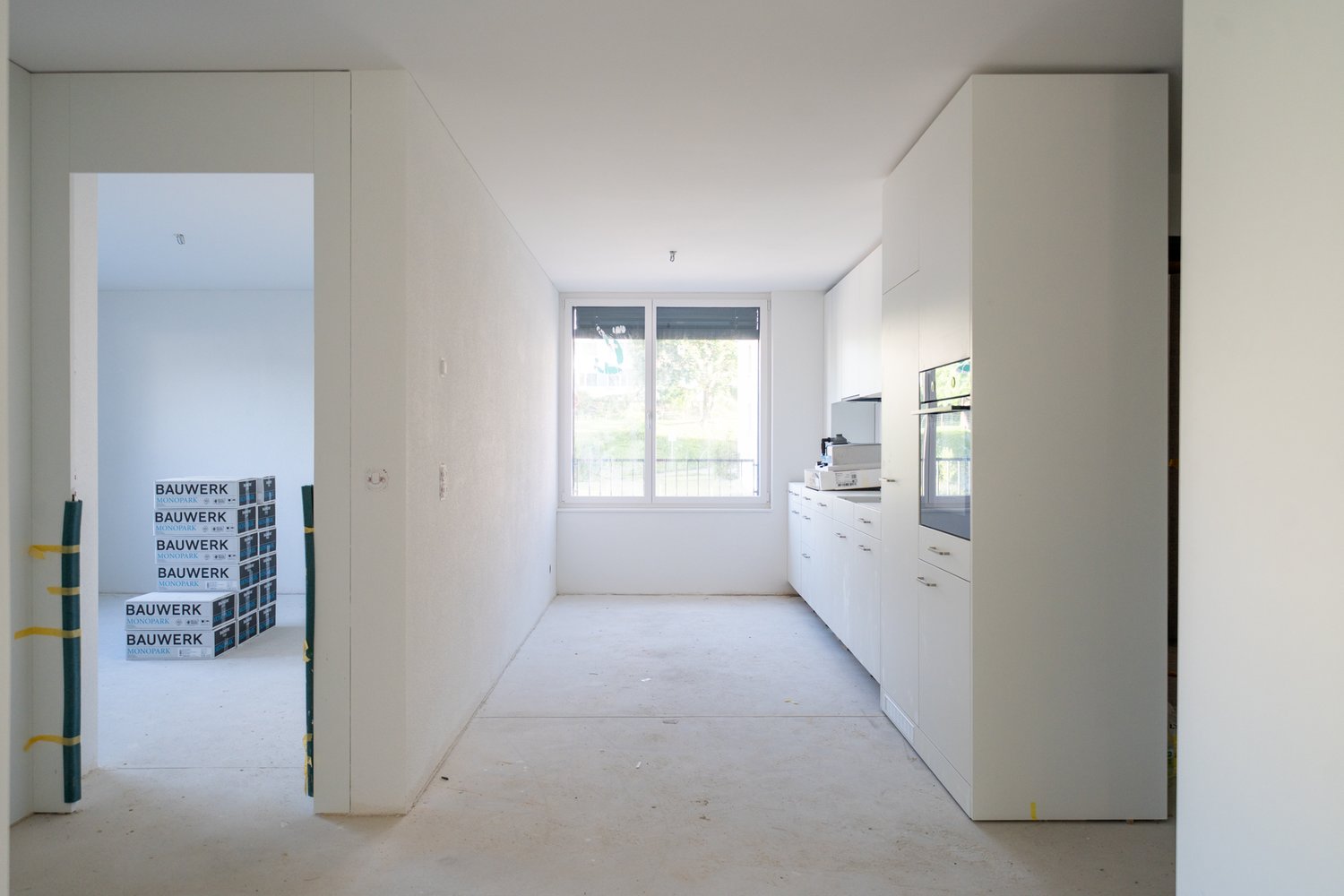 Küche mit Blick in ein Zimmer
