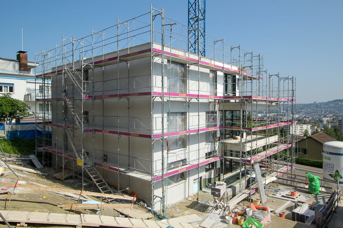 Neubau MFH Birmensdorferstrasse in Zuerich - Fassade mit Gerüst